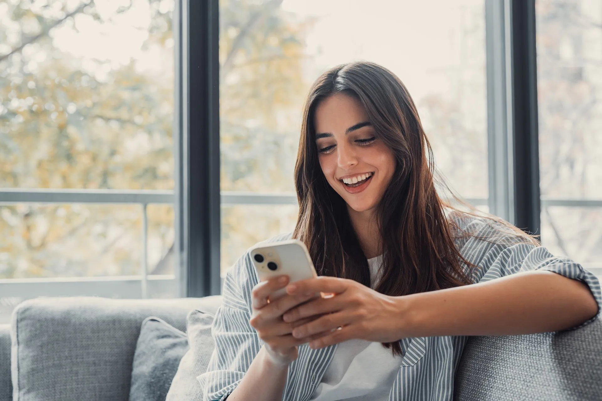Apps e sites lideram na preferência dos consumidores, mas 82% ainda compram nas lojas físicas, aponta pesquisa CNDL/SPC Brasil