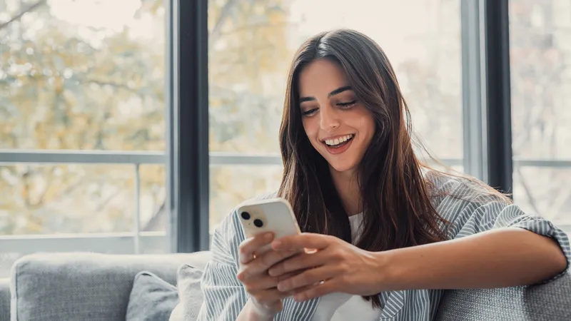 Apps e sites lideram na preferência dos consumidores, mas 82% ainda compram nas lojas físicas, aponta pesquisa CNDL/SPC Brasil