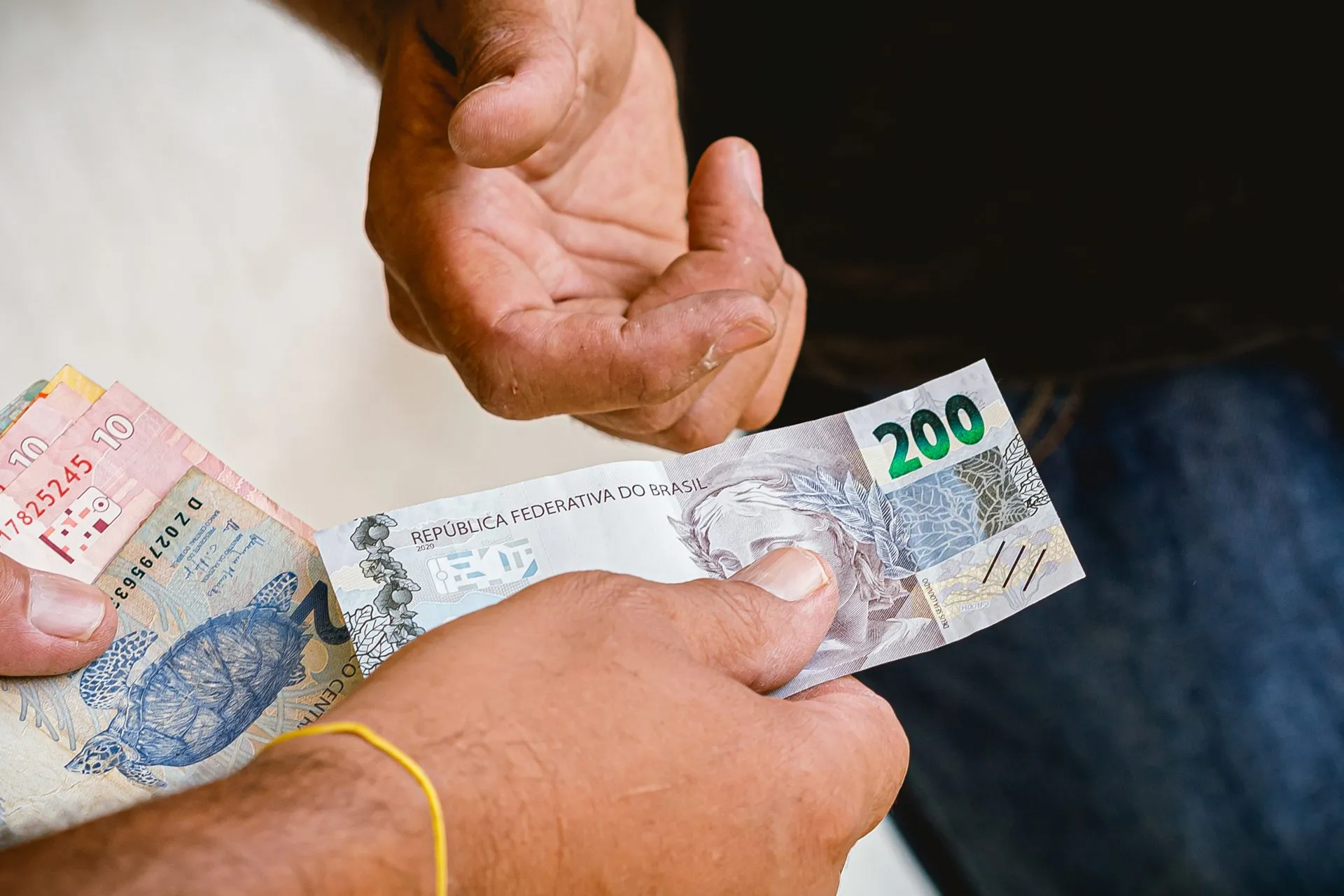 Mesmo com avanço digital, 92% dos brasileiros ainda dependem de cartão ou dinheiro em emergências