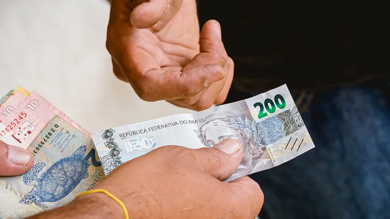 Mesmo com avanço digital, 92% dos brasileiros ainda dependem de cartão ou dinheiro em emergências