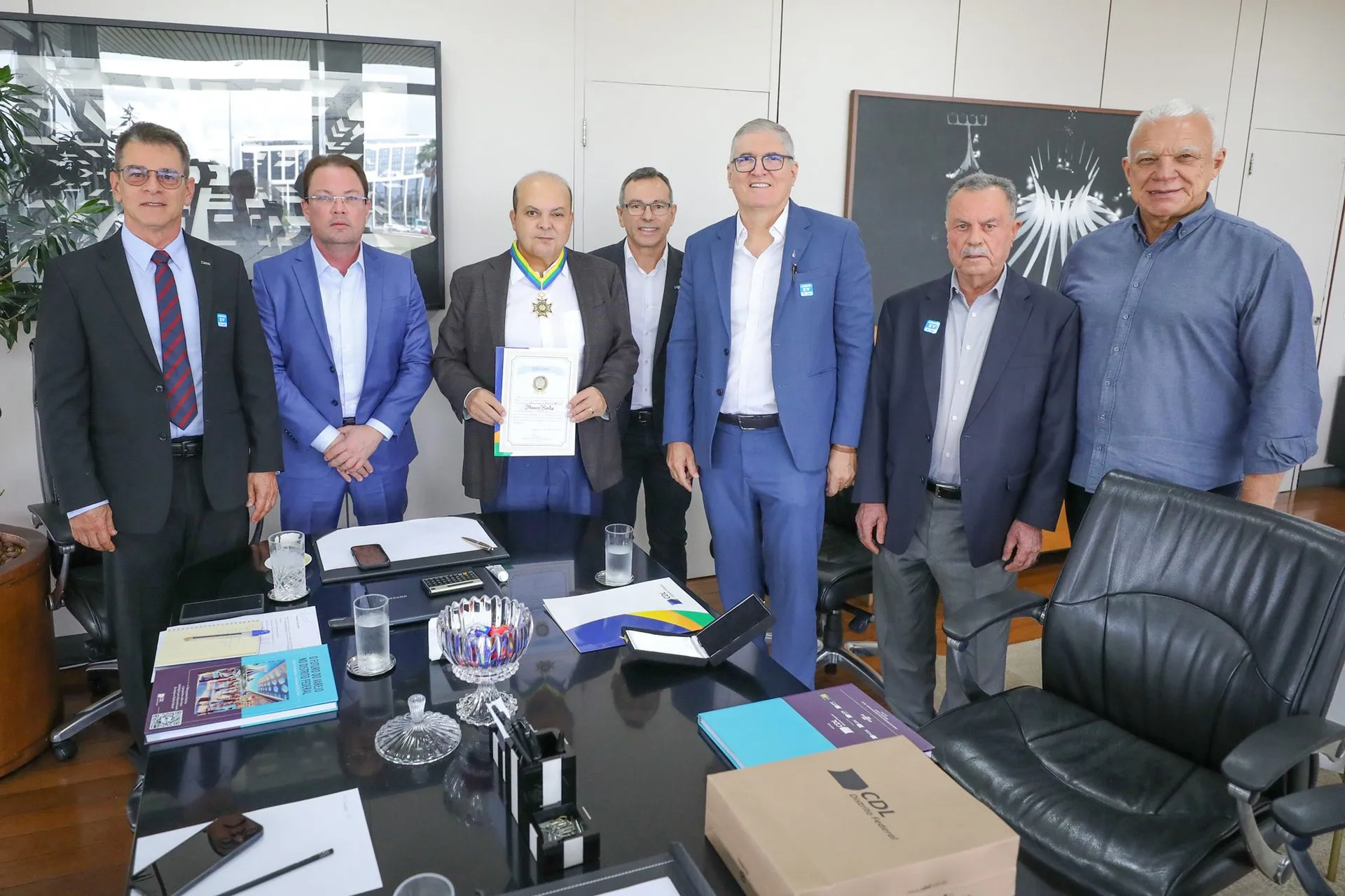 Governador Ibaneis Rocha ganha Medalha Mérito Lojista do DF