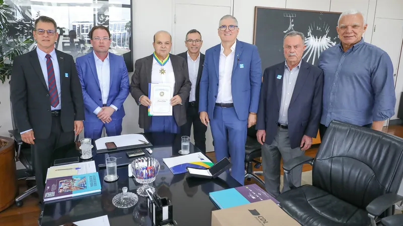 Governador Ibaneis Rocha ganha Medalha Mérito Lojista do DF