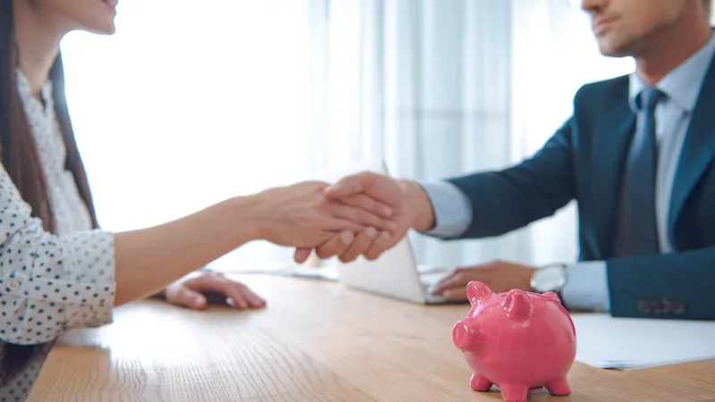 29% dos consumidores usaram nome de terceiros para fazer compras, aponta CNDLSPC Brasil