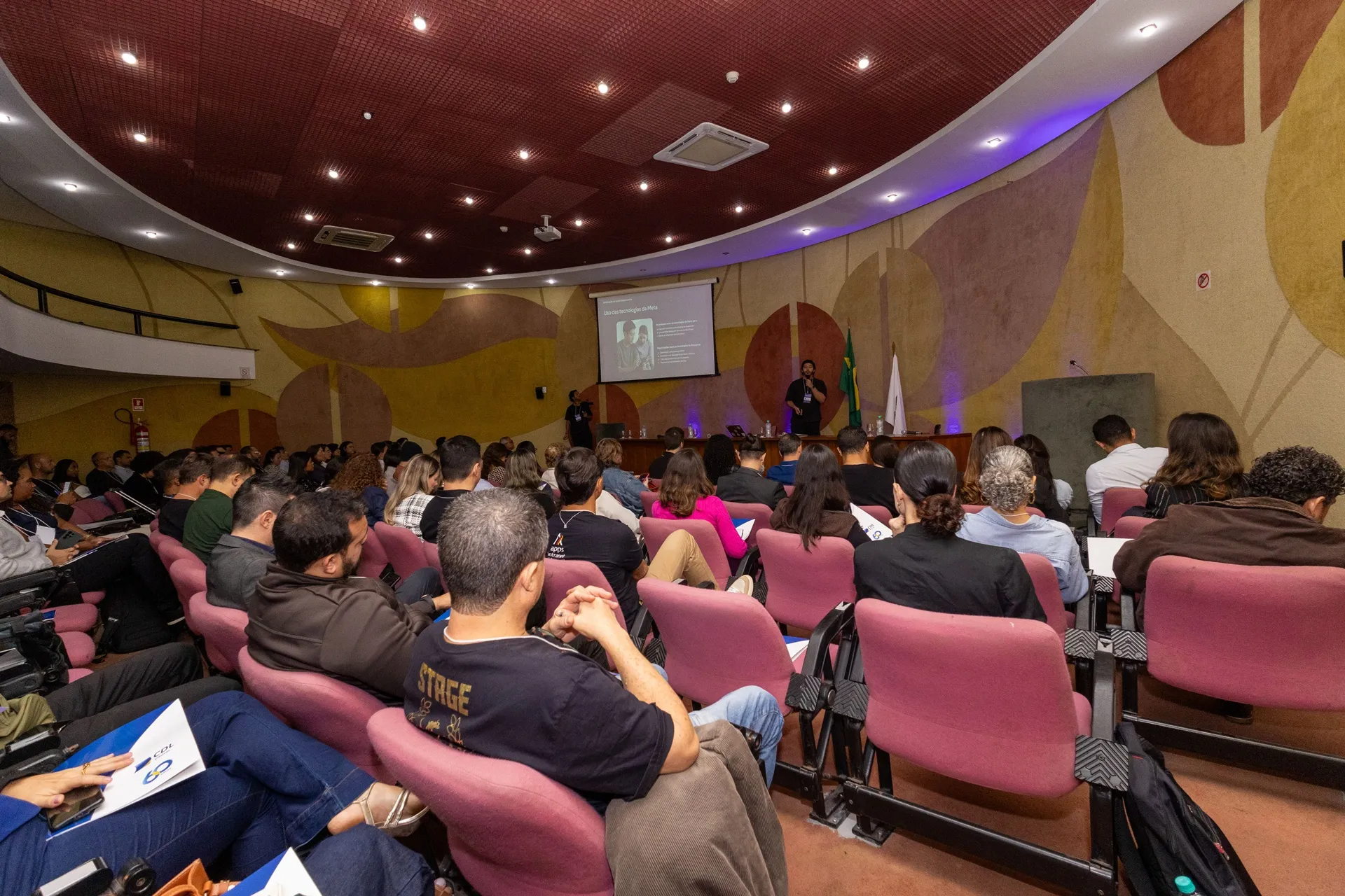 CDL Vitória promove evento com a Meta para capacitar MPEs no uso de IA e marketing digital