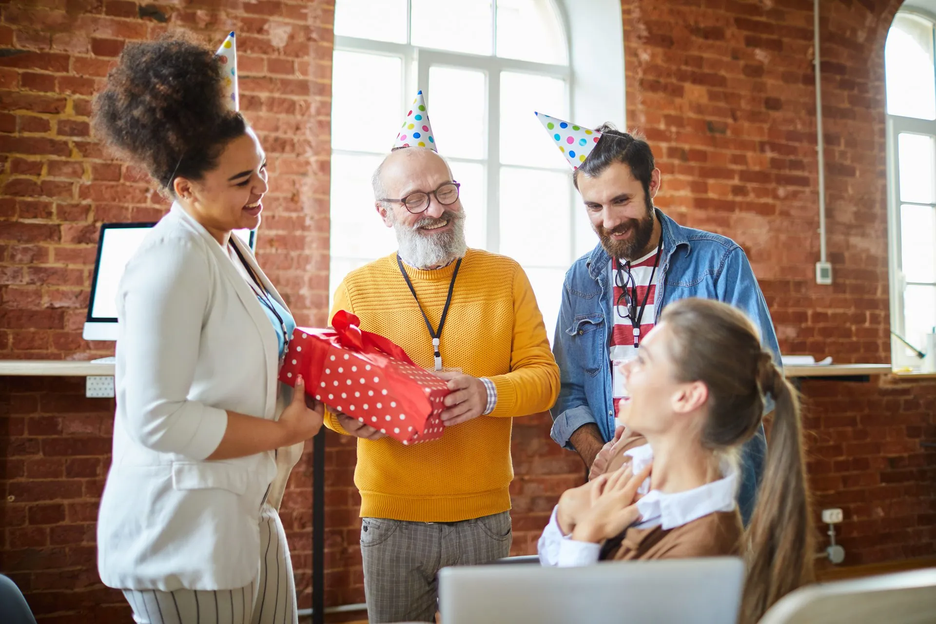 Amigo secreto de fim de ano: 14% participam apenas para não parecer antissociais