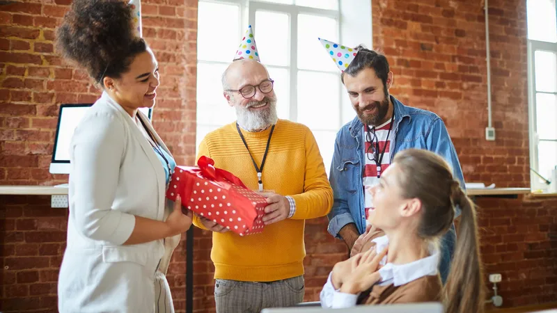 Amigo secreto de fim de ano: 14% participam apenas para não parecer antissociais