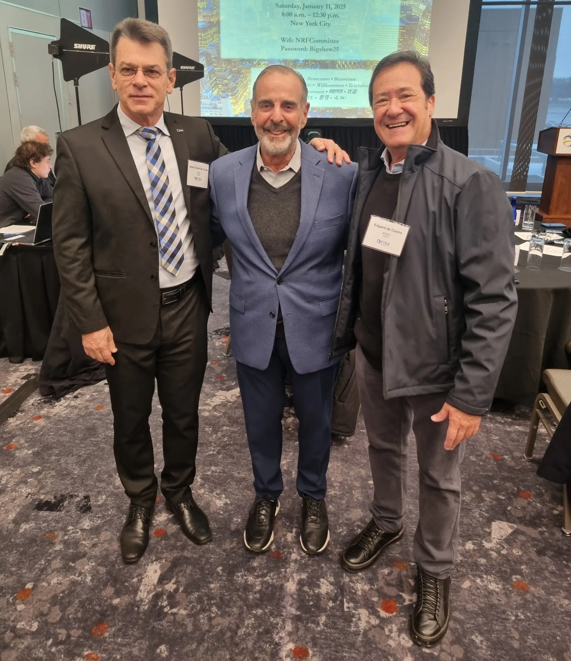 José Cesar da Costa, presidente da CNDL (à esquerda), Marcos Gouvêa de Souza, CEO da Gouvêa Ecosystem (ao centro) e Edgard de Castro, presidente da Afrac (à direita)
