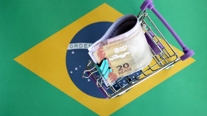 Consumidor compara preços no Brasil antes de fechar compra em site internacional